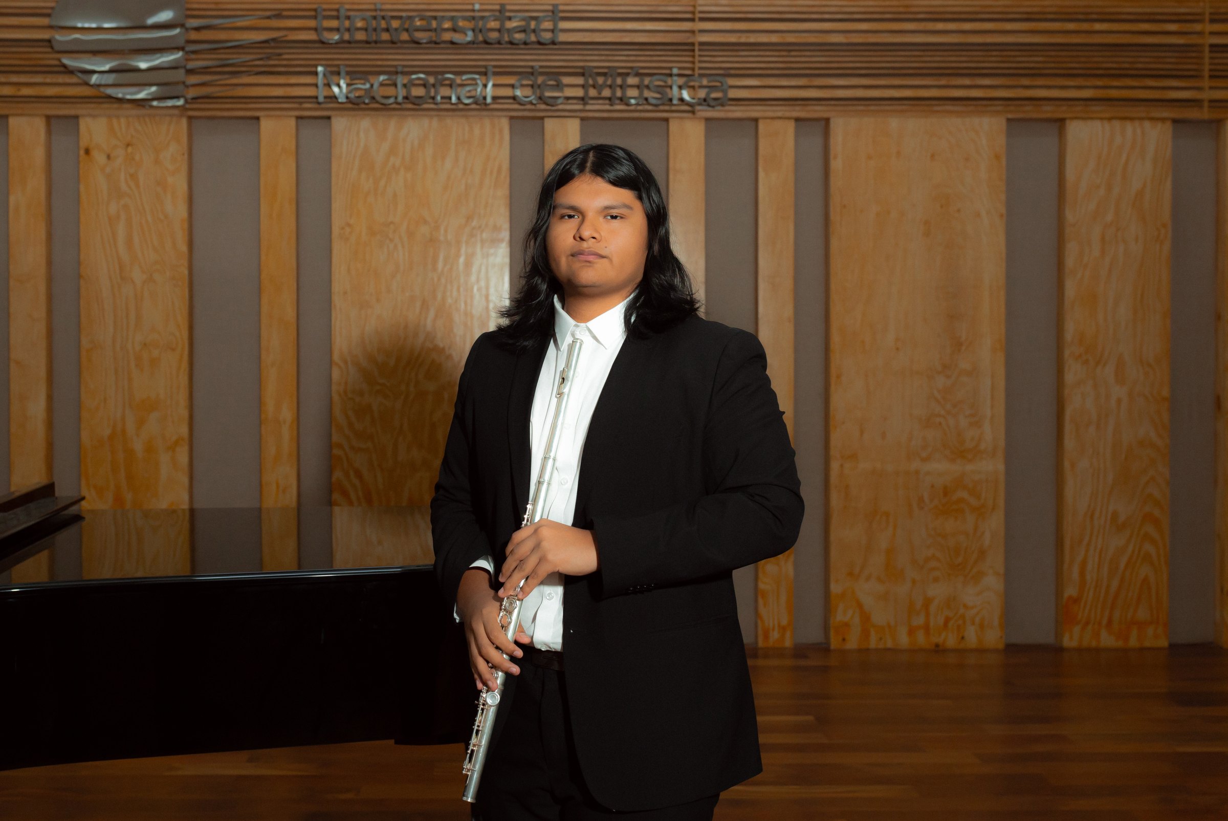 Retrato del flautista peruano Adrián Cruz